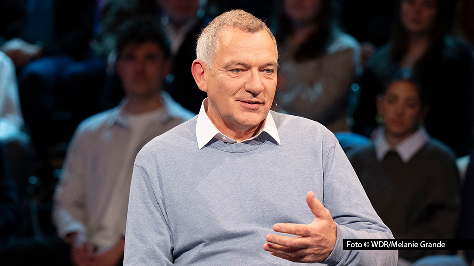 In der „Maischberger“-Ausgabe am 13. Mai geht‘s ab 22:50 Uhr um die derzeitigen Friedensbemühungen im Ukraine-Krieg. Sandra Maischberger spricht mit Norbert Röttgen (CDU) und Jan van Aken (Linke) über Chancen, Risiken und Europas Rolle im Friedensprozess. Foto © WDR/Melanie Grande