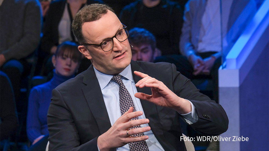 Sandra Maischberger lädt am 16. Oktober zu einer neuen Ausgabe ihrer ARD-Talkshow ein. Diesmal begrüßt die Moderatorin u.a. den CDU-Politiker Jens Spahn sowie die Grünen-Fraktionsvorsitzende Katharina Dröge. Los geht’s im Ersten um 23:05 Uhr. (Foto: WDR/Oliver Ziebe)