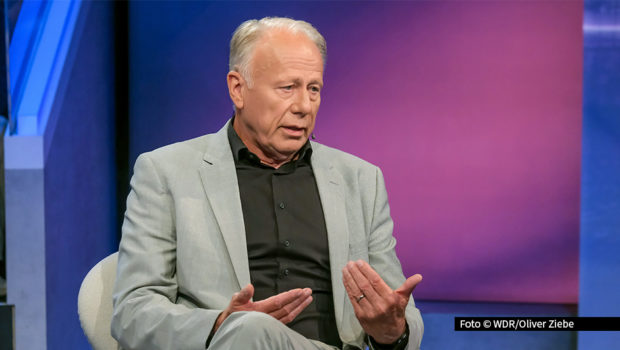 Am 26. Februar erklärt der grüne Ex-Umweltminister Jürgen Trittin bei „Maischberger“, wie sich seine Partei nach der vergangenen Bundestagswahl neu ordnen wird. Sandra Maischberger begrüßt darüber hinaus auch CDU-Politiker Wolfgang Bosbach und Moderator Jörg Pilawa. (Foto: WDR/Oliver Ziebe)