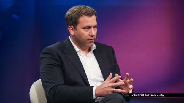 Im Zuge ihrer Sondierungsgespräche einigten sich Union und SPD auf ein historisches Finanzpaket, das insbesondere der Verteidigung zugutekommen soll. Was genau dies bedeutet, erklärt SPD-Chef Lars Klingbeil am 5. März in einer neuen Ausgabe der ARD-Talkshow „Maischberger“. (Foto: WDR/Oliver Ziebe)