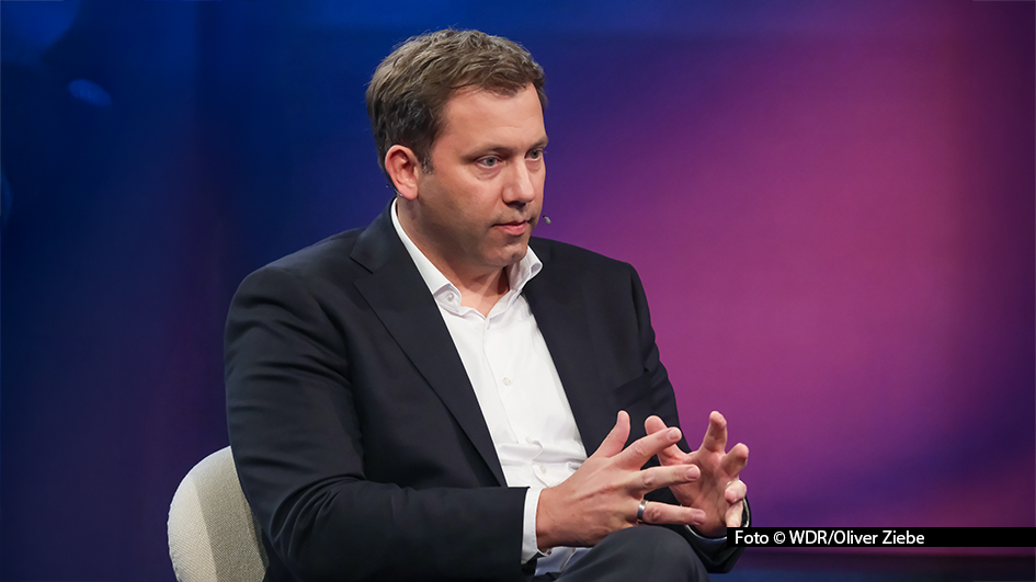Im Zuge ihrer Sondierungsgespräche einigten sich Union und SPD auf ein historisches Finanzpaket, das insbesondere der Verteidigung zugutekommen soll. Was genau dies bedeutet, erklärt SPD-Chef Lars Klingbeil am 5. März in einer neuen Ausgabe der ARD-Talkshow „Maischberger“. (Foto: WDR/Oliver Ziebe)