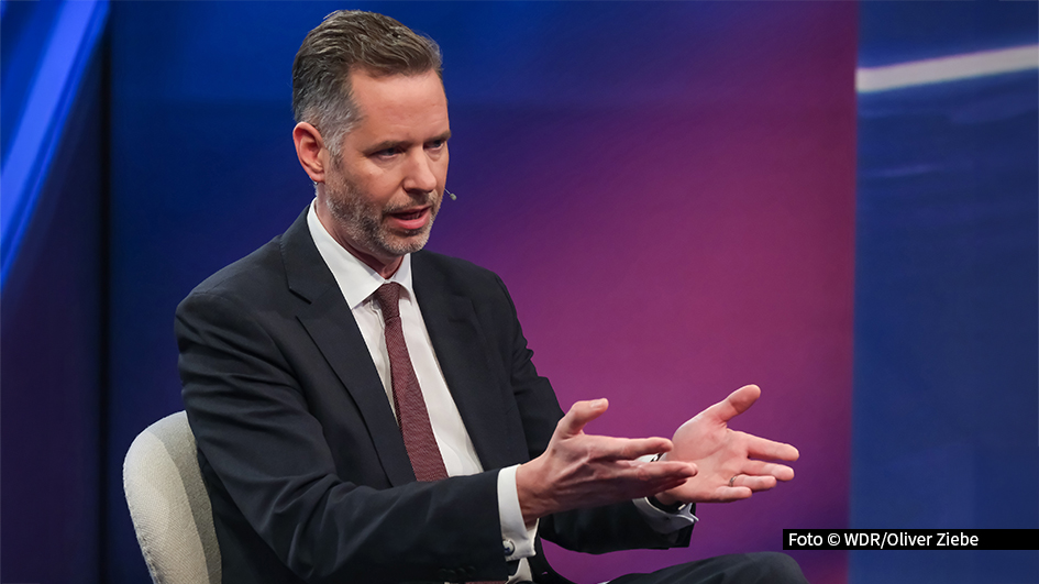 Der Bundestag stimmt heute über eine Änderung des Grundgesetzes ab. Auf dieser Grundlage will die nächste Regierung neue Schulden in Milliardenhöhe aufnehmen. FDP-Fraktionschef Christian Dürr war gegen die Abstimmung. Am Abend bezieht er bei Sandra Maischberger Stellung Foto © WDR/Oliver Ziebe