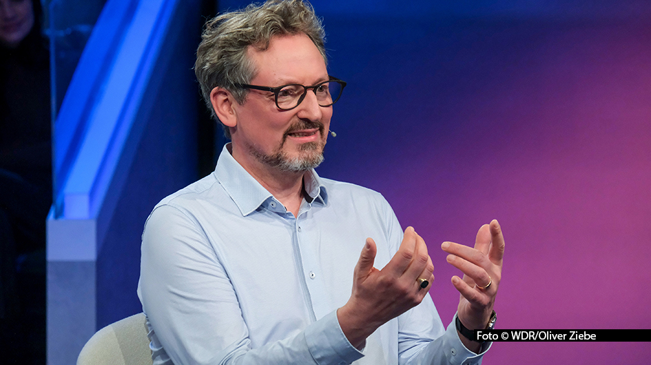 Moderator und Wissenschaftsjournalist Eckart von Hirschhausen ist am 26. März zu Gast in der neuen Ausgabe der ARD-Talkshow „Maischberger“. Gemeinsam mit Sandra Maischberger spricht er über die aktuellen globalen Herausforderungen und diskutiert mögliche Wege aus der Krise. Foto © WDR/Oliver Ziebe