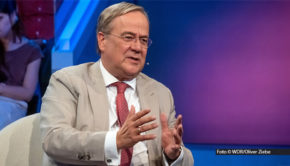 Nach der ersten Regierungserklärung von Friedrich Merz gibt’s Redebedarf. Auch in der ARD-Talkshow „Maischberger“. Am 14. Mai sind u.a. Ex-CDU-Kanzlerkandidat Armin Laschet und Grünen-Co-Chefin Franziska Brantner im Studio. Foto © WDR/Oliver Ziebe