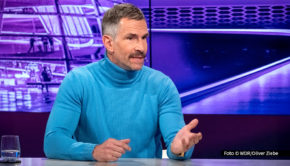 Diese Woche präsentiert Sandra Maischberger ihre ARD-Talkshow an gleich drei aufeinanderfolgenden Abenden. Den Auftakt macht die Sendung am heutigen Montag, dem 19. Mai. Zum Wochenstart begrüßt die Moderatorin u.a. den Autor und TV-Moderator Micky Beisenherz. Foto © WDR/Oliver Ziebe