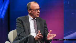 Am 1. Juli stellt sich Friedrich Merz in der ARD-Sendung „Maischberger“ den Fragen von Moderatorin Sandra Maischberger. Das Gespräch mit dem Bundeskanzler beginnt um 22:50 Uhr und ist nach der TV-Ausstrahlung in der ARD-Mediathek zu sehen. Foto © WDR/Oliver Ziebe