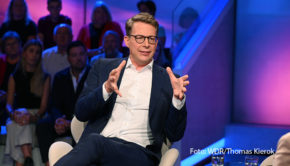 In der neuesten Ausgabe ihrer ARD-Talkshow begrüßt Moderatorin Sandra Maischberger am 28. Februar u.a. die rheinland-pfälzische Ministerpräsidentin Malu Dreyer sowie Markus Blume, den bayerischen Staatsminister für Wissenschaft. Gemeinsam diskutieren sie ab 22:50 Uhr über mögliche Lösungen im Streit um die gegenwärtige Entwicklung der deutschen Wirtschaftspolitik. (Foto: WDR/Thomas Kierok)