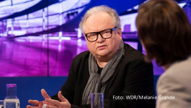Musiker Heinz Rudolf Kunze gehört am 16. April zur dreiköpfigen Runde, die in der ARD-Talkshow „Maischberger“ das aktuelle politische und gesellschaftliche Geschehen kommentiert. Weitere Gäste sind u.a. der ehemalige SPD-Chef Franz Müntefering und der Journalist Frederik Pleitgen. (Foto: WDR/Melanie Grande)