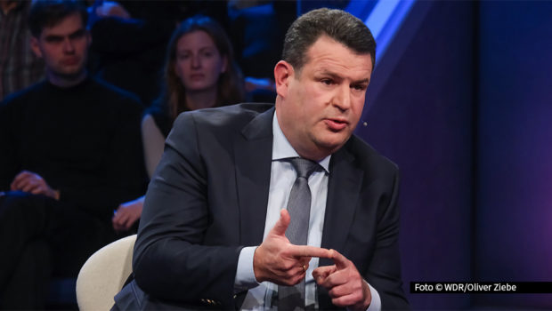 Am Sonntag wird gewählt. In der letzten Sendung vor dem Urnengang diskutiert Sandra Maischberger am 19. Februar ab 23:05 Uhr im Ersten u.a. mit Hubertus Heil (SPD) und Carsten Linnemann (CDU) über die möglichen Antworten der Parteien auf entscheidende Fragen. (Foto: WDR/Oliver Ziebe)