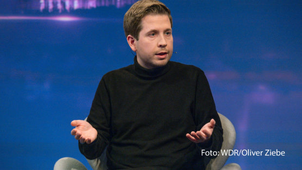 Am 19. September lädt Sandra Maischberger in der ARD wieder zu einer neuen Ausgabe ihrer Talkshow ein. Mit Kevin Kühnert und Carsten Linnemann diskutiert die Moderatorin u.a. über die aktuellen Herausforderungen der Ampelregierung. (Foto: WDR/Oliver Ziebe)