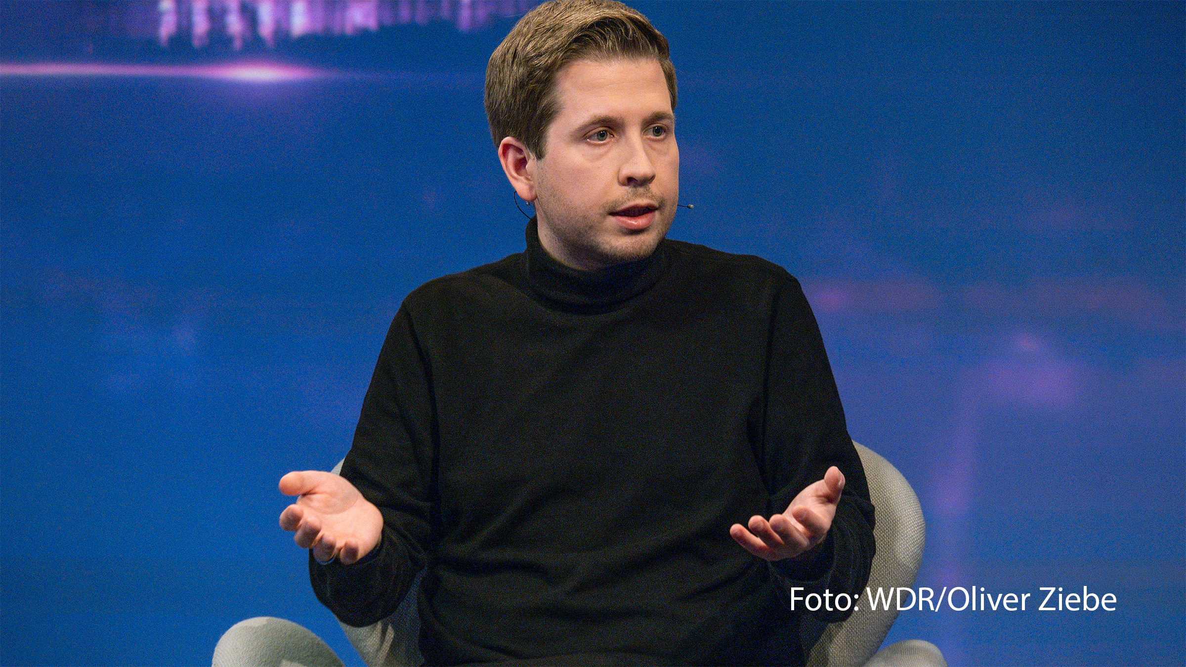 SPD-Generalsekretär Kevin Kühnert ist am heutigen 17. Januar einer der Gäste in Sandra Maischbergers ARD-Talkshow. Ab 23:25 Uhr diskutiert er u.a. mit seinem CDU-Kollegen Mario Czaja über die Frage, wie es mit Boris Pistorius als neuem Verteidigungsminister für die Bundeswehr weitergehen könnte. (Foto: WDR/Oliver Ziebe)