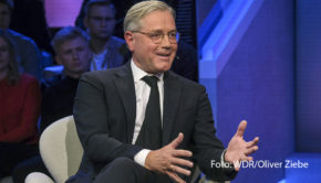 In der aktuellen Ausgabe ihrer Talkshow begrüßt Sandra Maischberger u.a. den CDU-Außenpolitiker Norbert Röttgen und die ARD-Korrespondentin Natalie Amiri. Neben der Personalie Boris Pistorius geht’s bei „Maischberger“ im Ersten auch um die aktuelle Situation im Iran. (Foto: WDR/Oliver Ziebe)