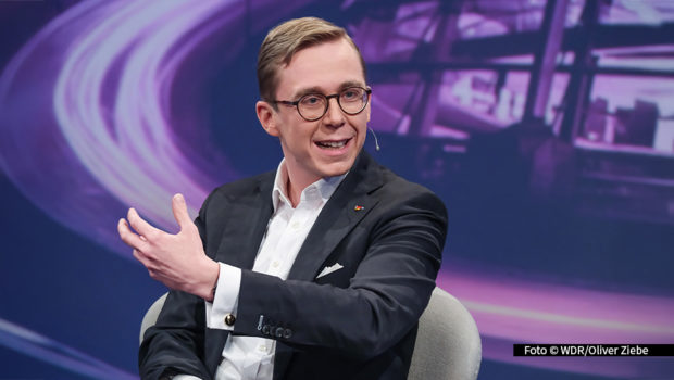 Der Wahlkampf spitzt sich zu, und die politischen Fronten scheinen zunehmend zu verschwimmen. Bei „Maischberger“ diskutieren heute Abend Philipp Amthor (CDU) und Bernd Baumann (AfD) über konservative Politik, Populismus und die Strategien für die Bundestagswahl. (Foto: WDR/Oliver Ziebe)