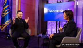 Der ukrainische Präsident Wolodymyr Selenskyj sprach mit Sandra Maischberger über die aktuelle Lage in seinem Land und die neuesten Entwicklungen im Krieg. Das gesamte Interview ist am 18. Februar bei „Maischberger“ zu sehen – und bereits vorab in der ARD-Mediathek verfügbar. (Foto: WDR/Melanie Grande)