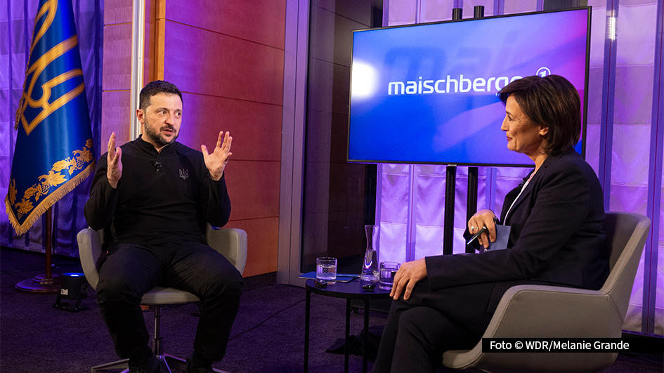 Der ukrainische Präsident Wolodymyr Selenskyj sprach mit Sandra Maischberger über die aktuelle Lage in seinem Land und die neuesten Entwicklungen im Krieg. Das gesamte Interview ist am 18. Februar bei „Maischberger“ zu sehen – und bereits vorab in der ARD-Mediathek verfügbar. (Foto: WDR/Melanie Grande)