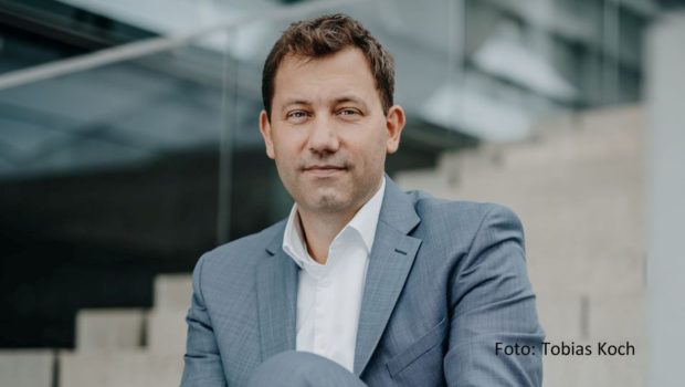 Am heutigen 15. Februar zeigt die ARD um 22:50 Uhr eine neue Ausgabe der Polit-Talkshow „Maischberger“. Zu Gast ist u.a. der SPD-Parteichef Lars Klingbeil, der in Hinblick auf das enttäuschende Wahlergebnis in Berlin, über die Zukunft seiner Partei diskutiert. (Foto: Tobias Koch)