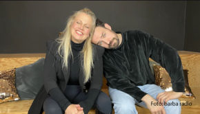 In der neuen Ausgabe des barba radio-Podcasts „Mit den Waffeln einer Frau“ ist Jan Köppen zu Gast. Mit Barbara Schöneberger spricht der neue „Dschungelcamp“-Moderator über seinen Job bei „Ich bin ein Star – Holt mich hier raus!“ und seine Leidenschaft für Kunst. (Foto: barba radio)