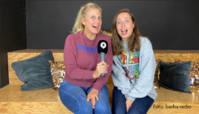 Sängerin Alice Merton ist zu Besuch in der neuen Ausgabe des Podcasts „Mit den Waffeln einer Frau“. Mit Barbara Schöneberger spricht sie u.a. über die Anfänge ihrer Karriere, ihre peinlichsten Momente und die Idee eines FSJ für Popstars. (Foto: barba radio)