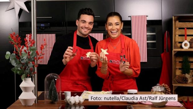 Moderation Jana Ina Zarrella und ihr Schwager Stefano haben in der Weihnachtsbäckerei alles im Griff. Im Rahmen der Aktion „Backen mit Nutella“ bereiten sie einen Blätterteig-Baum zu und erzählen dabei u.a. von ihren persönlichen Festvorbereitungen und Wünschen für das kommende Jahr. (Foto: nutella/Claudia Ast/Ralf Jürgens)