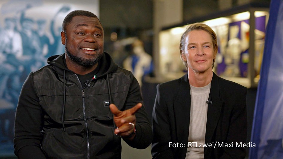 Im Rahmen der Doku-Reihe „Pop Giganten“ wirft RTLzwei am 6. Juni einen Blick auf die größten Fußball-Hits der vergangenen Jahrzehnte. Die musikalischen Erinnerungen kommentieren u.a. Gerald Asamoah, Martina Voss-Tecklenburg, Stefan Effenberg und Pierre Littbarski. (Foto: RTLzwei/Maxi Media)