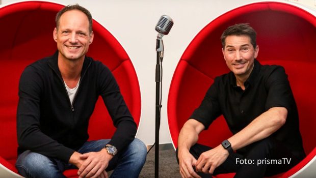 Das 25-jährige Jubiläum des ProSieben-Wissensmagazins „Galileo“ macht die TV-Zeitschrift „Prisma“ nicht nur mit einer Titelgeschichte in ihre Printausgabe zum Thema, sondern auch im Podcast „Hallo!“. Darin spricht „Galileo“-Moderator Stefan Gödde mit „Prisma“-Chefredakteur Stephan Braun. (Foto: PrismaTV)