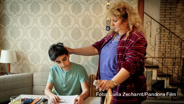 Am heutigen 28. April startet Andreas Dresens Tragikomödie „Rabiye Kurnaz gegen George W. Bush“ mit Hauptdarstellerin Meltem Kaptan in den deutschen Kinos. Bei der Berlinale wurde der Film mit zwei Silbernen Bären ausgezeichnet. (Foto: Luna Zscharndt/Pandora Film)