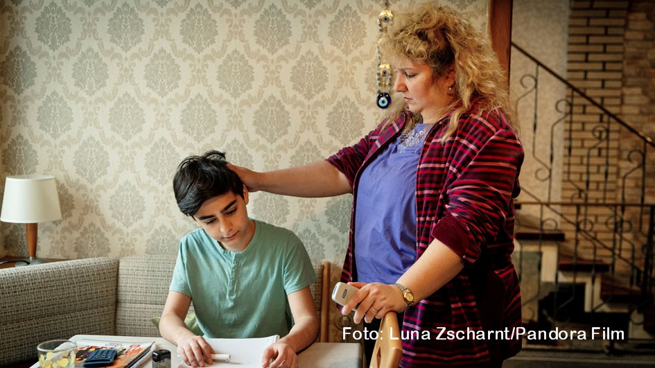 Am heutigen 28. April startet Andreas Dresens Tragikomödie „Rabiye Kurnaz gegen George W. Bush“ mit Hauptdarstellerin Meltem Kaptan in den deutschen Kinos. Bei der Berlinale wurde der Film mit zwei Silbernen Bären ausgezeichnet. (Foto: Luna Zscharndt/Pandora Film)