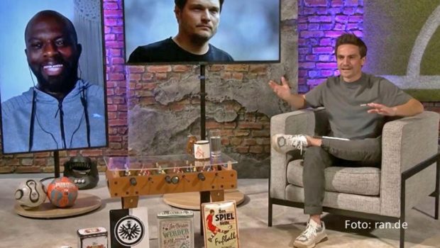 In der aktuellen Ausgabe der „ran Bundesliga Webshow“ spricht Moderator Max Zielke mit dem ehemaligen Profi Hans Sarpei über das spannende Saisonfinale in der höchsten deutschen Fußball-Spielklasse. Erstmals seit 2012 könnte der FC Bayern München den Titelgewinn verpassen. (Foto: ran.de)