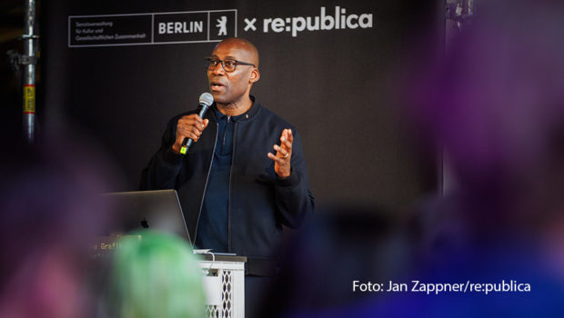 Am Tag vor dem offiziellen Start der dreitägigen Digital-Messe re:publica am 27. Mai, stand in Berlin alles im Zeichen von KI im Kulturbereich. Die KI-Konferenz „Prompting Culture” wurde von Kultur-Senator Joe Chialo eröffnet. Bis Mittwoch warten zudem spannende Talks mit u.a. Annalena Baerbock, Karl Lauterbach und Mai Thi Nguyen-Kim. (Foto: Jan Zappner/Re:publica)