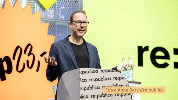 Die re;publica-Gründer um Markus Beckedahl eröffneten am 5. Juni die diesjährige Ausgabe ihrer Fachkonferenz rund um gesellschaftlich relevante Themen aus der digitalen Welt. Unter den rund 1.000 Speakern sind u.a. Robert Habeck, Christian Lindner, El Hotzo und Maja Göpel. (Foto: Anne Barth/re publica)