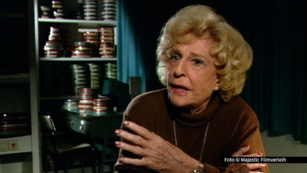 Die von Sandra Maischberger produzierte Filmbiografie über die NS-Filmemacherin Leni Riefenstahl war laut Auswertung des Branchenverbands AG Kino – Gilde 2024 der erfolgreichste Dokumentarfilm in den deutschen Arthouse-Kinos. Die Spielfilm-Charts führt „The Zone of Interest“ an. (Foto: Majestic Filmverleih)