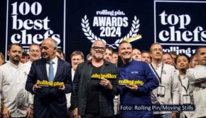 Mit einer großen Preisverleihung endete am 30. September der erste Tag der Rolling Pin Convention Germany 2024 in Düsseldorf. Dabei nahm auch der Berliner Zwei-Sterne-Koch Tim Raue eine Trophäe in Empfang. Er belegt in diesem Jahr Platz eins der Rangliste „100 Best Chefs Germany“. (Foto-Rolling-Pin_Moving-Stills)