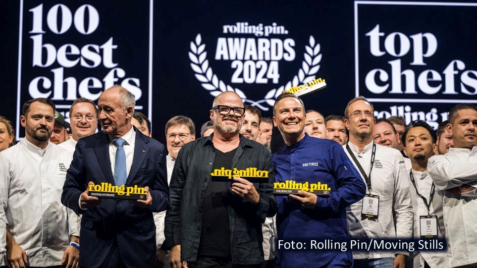 Mit einer großen Preisverleihung endete am 30. September der erste Tag der Rolling Pin Convention Germany 2024 in Düsseldorf. Dabei nahm auch der Berliner Zwei-Sterne-Koch Tim Raue eine Trophäe in Empfang. Er belegt in diesem Jahr Platz eins der Rangliste „100 Best Chefs Germany“. (Foto-Rolling-Pin_Moving-Stills)