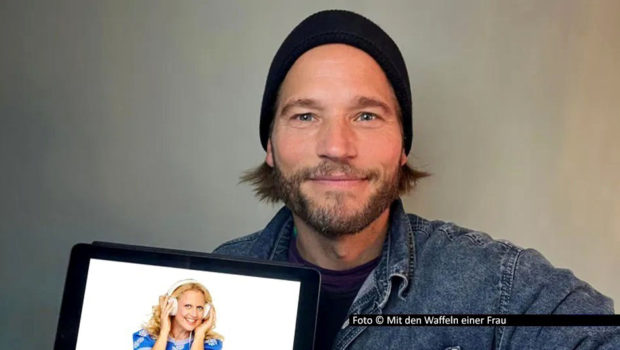 Die erste Ausgabe von Barbara Schönebergers barba radio-Podcast „Mit den Waffeln einer Frau“ im Jahr 2026 ist jetzt erschienen. Erstmals in der Talk-Reihe zu Gast in Schauspieler Sebastian Ströbel, der neben seinem „Bergretter“-Engagement im ZDF nun auch zum Krimi-Helden bei RTL wird. Foto © Mit den Waffeln einer Frau
