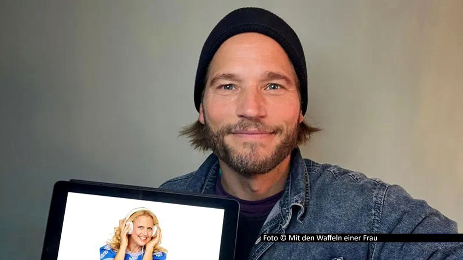 Die erste Ausgabe von Barbara Schönebergers barba radio-Podcast „Mit den Waffeln einer Frau“ im Jahr 2026 ist jetzt erschienen. Erstmals in der Talk-Reihe zu Gast in Schauspieler Sebastian Ströbel, der neben seinem „Bergretter“-Engagement im ZDF nun auch zum Krimi-Helden bei RTL wird. Foto © Mit den Waffeln einer Frau