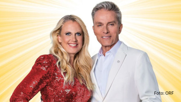 Auch 2022 gibt’s in ORF und MDR wieder die „Starnächte“. Barbara Schöneberger und Alfons Haider begrüßen ihre Gäste im kommenden Jahr nicht nur am Wörthersee und in der Wachau: Am 4. Juni fällt der Startschuss der Showreihe am Neusiedler See. (Foto: ORF)