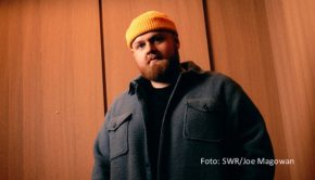 Der schottische Singer-Songwriter Tom Walker trat einst als Newcomer beim SWR3 New Pop Festival in Baden-Baden auf. 2024 kehrt er als gestandener Act nach Baden-Baden zurück. Das Festival findet in diesem Jahr vom 12. bis zum 14. September statt. Am 11. Juli startet der Vorverkauf. (Foto: SWR/Joe Magowan)