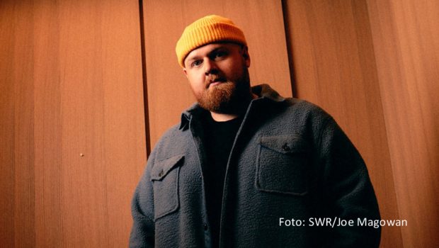 Der schottische Singer-Songwriter Tom Walker trat einst als Newcomer beim SWR3 New Pop Festival in Baden-Baden auf. 2024 kehrt er als gestandener Act nach Baden-Baden zurück. Das Festival findet in diesem Jahr vom 12. bis zum 14. September statt. Am 11. Juli startet der Vorverkauf. (Foto: SWR/Joe Magowan)