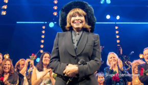 „Die Welt und die Musik haben eine magische Künstlerin und Kämpferin verloren“, schrieb Herbert Grönemeyer zum Tod von Tina Turner. Auch die Macher des „Tina“-Musicals äußerten sich betroffen. Den Nachruf auf die Queen of Rock’n’Roll sahen gestern zu später Stunde im Ersten über zwei Millionen Menschen. (Foto: Stage Entertainment)
