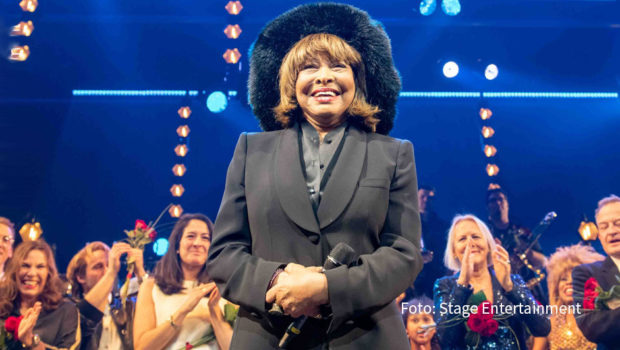 „Die Welt und die Musik haben eine magische Künstlerin und Kämpferin verloren“, schrieb Herbert Grönemeyer zum Tod von Tina Turner. Auch die Macher des „Tina“-Musicals äußerten sich betroffen. Den Nachruf auf die Queen of Rock’n’Roll sahen gestern zu später Stunde im Ersten über zwei Millionen Menschen. (Foto: Stage Entertainment)