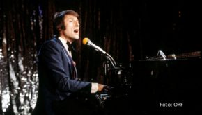 Der 2014 verstorbene Sänger und Entertainer Udo Jürgens wäre in diesem Jahr 90 Jahre alt geworden. Aus diesem Anlass widmen ihm ARD, ORF und SRF Ende Dezember einen ganzen TV-Abend. Neben der von Michelle Hunziker und Sasha moderierten Show „Udo Jürgens Forever“ läuft auch eine neu produzierte Dokumentation. (Foto: ORF)