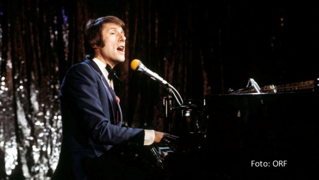 Der 2014 verstorbene Sänger und Entertainer Udo Jürgens wäre in diesem Jahr 90 Jahre alt geworden. Aus diesem Anlass widmen ihm ARD, ORF und SRF Ende Dezember einen ganzen TV-Abend. Neben der von Michelle Hunziker und Sasha moderierten Show „Udo Jürgens Forever“ läuft auch eine neu produzierte Dokumentation. (Foto: ORF)