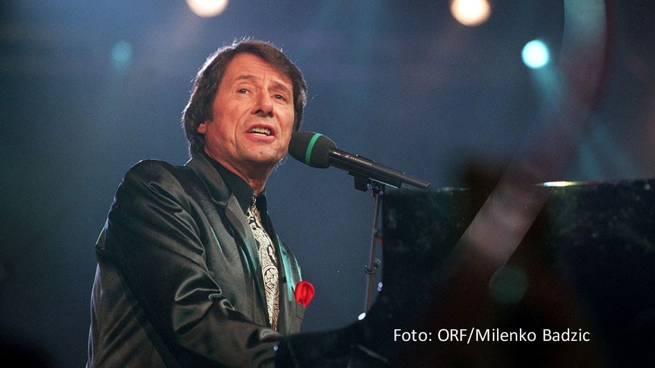Anlässlich seines zehnten Todes- und 90. Geburtstages würdigen ARD, ORF und SRF den Entertainer und Sänger Udo Jürgens mit einer großen TV-Gala. Die von Michelle Hunziker und Sasha moderierte Show „Udo Jürgens Forever“ wird am 20. November in München aufgezeichnet. (Foto: ORF/Milenko Badzic)