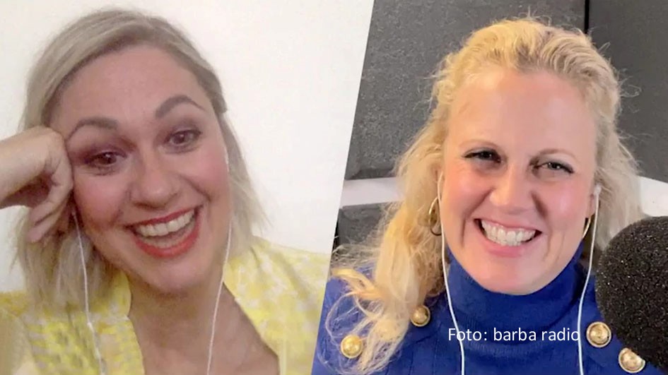 In der neuen Ausgabe ihres barba radio-Podcasts „Mit den Waffeln einer Frau“ hat Barbara Schöneberger die Moderatorin und Autorin Ruth Moschner zu Gast. In dem knapp einstündigen Gespräch geht es um Pralinen, Reisen, „The Masked Singer“ und die Frage, wann die beiden Moderatorinnen einmal selbst unter den berühmten Masken auftreten werden. (Foto: barba radio)