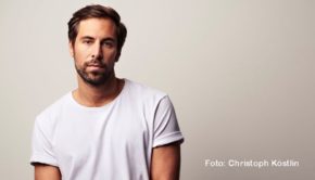Musiker Max Giesinger organisiert zusammen mit TV-Moderator Amiaz Habtu einen Benefizabend für Menschen, die durch den Krieg in der Ukraine in Not geraten sind. Unter dem Motto „WirSindDa!“ stehen am morgigen 9. April in Köln u.a. Sarah Engels, Gregor Meyle, Tom Beck und Annette Frier auf der Bühne. (Foto: Christoph Köstlin)