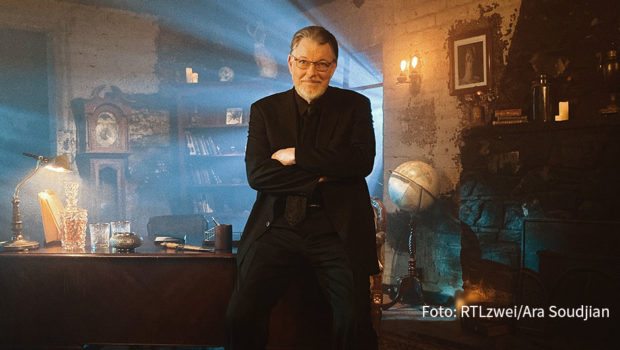 „Hätten Sie es gewusst?!“ Die Frage aller Fragen aus dem Mystery-Klassiker „X-Factor – Das Unfassbare“ ist aktueller denn je. RTLzwei lässt jetzt selbst neue Folgen produzieren – in englischer Sprache und präsentiert von „X-Factor“-Kultmoderator Jonathan Frakes. (Foto: RTLzwei/Ara Soudjian)