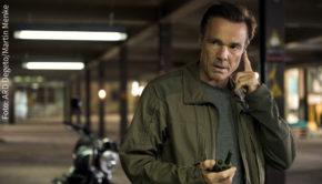 Heute und am nächsten Donnerstag ist Hannes Jaenicke als Hauptdarsteller in zwei neuen „Amsterdam-Krimis“ im Ersten zu sehen. Am Samstag spricht der deutsch-amerikanische Schauspieler und Umweltaktivist bei barba radio u.a. über die aktuelle politische Situation in den USA. (Foto: ARD Degeto/Martin Menke)