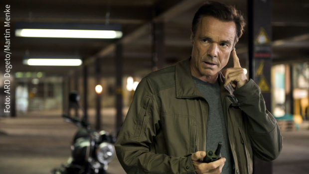 Heute und am nächsten Donnerstag ist Hannes Jaenicke als Hauptdarsteller in zwei neuen „Amsterdam-Krimis“ im Ersten zu sehen. Am Samstag spricht der deutsch-amerikanische Schauspieler und Umweltaktivist bei barba radio u.a. über die aktuelle politische Situation in den USA. (Foto: ARD Degeto/Martin Menke)