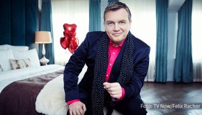 Nach rund achtjähriger TV-Abstinenz kehrt Hape Kerkeling 2022 zurück. Wie heute bekannt wurde, arbeitet der Entertainer für eine fiktionale Serie und weitere Unterhaltungsformate mit der RTL-Gruppe zusammen. (Foto: TV Now/Felix Rachor)