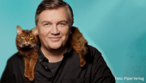 Mit einem neuen Buch „Pfoten vom Tisch! Meine Katzen, andere Katzen und ich“ landete Hape Kerkeling an der Spitze der „Spiegel“-Bestsellerliste Hardcover Sachbuch. (Foto: Piper Verlag)